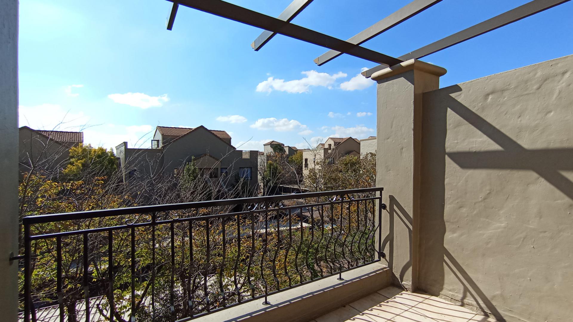 Balcony - 31 square meters of property in Lone Hill
