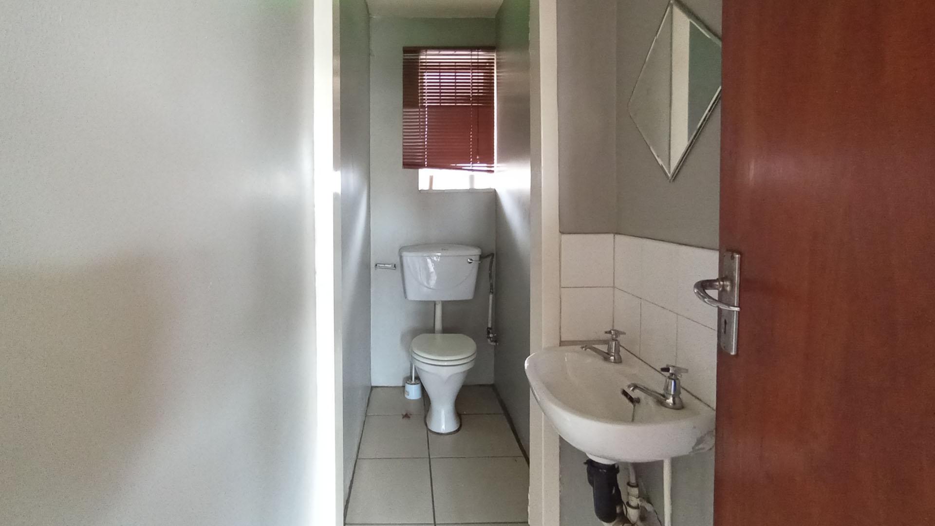 Bathroom 1 - 4 square meters of property in Sunnyside