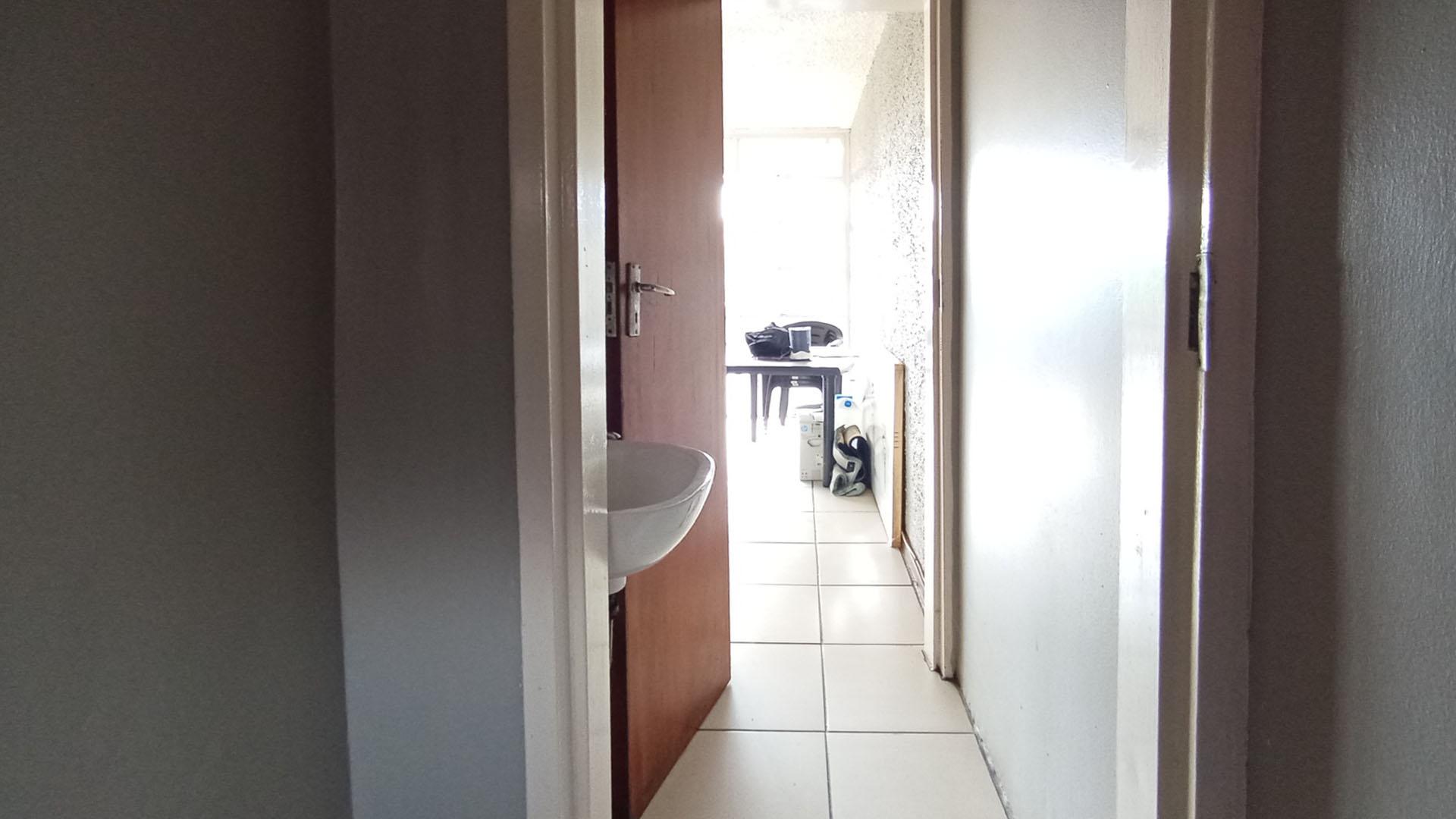 Bathroom 1 - 4 square meters of property in Sunnyside