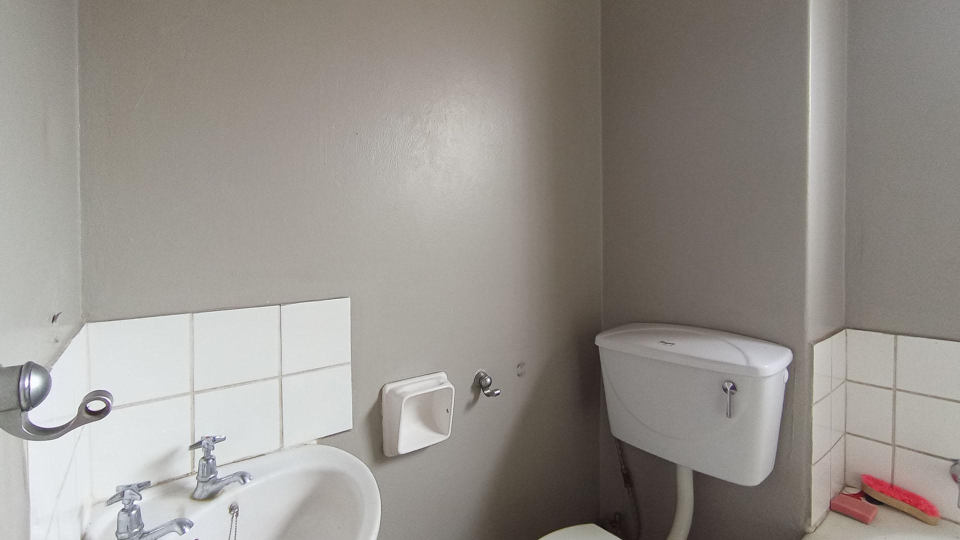 Bathroom 2 - 4 square meters of property in Sunnyside