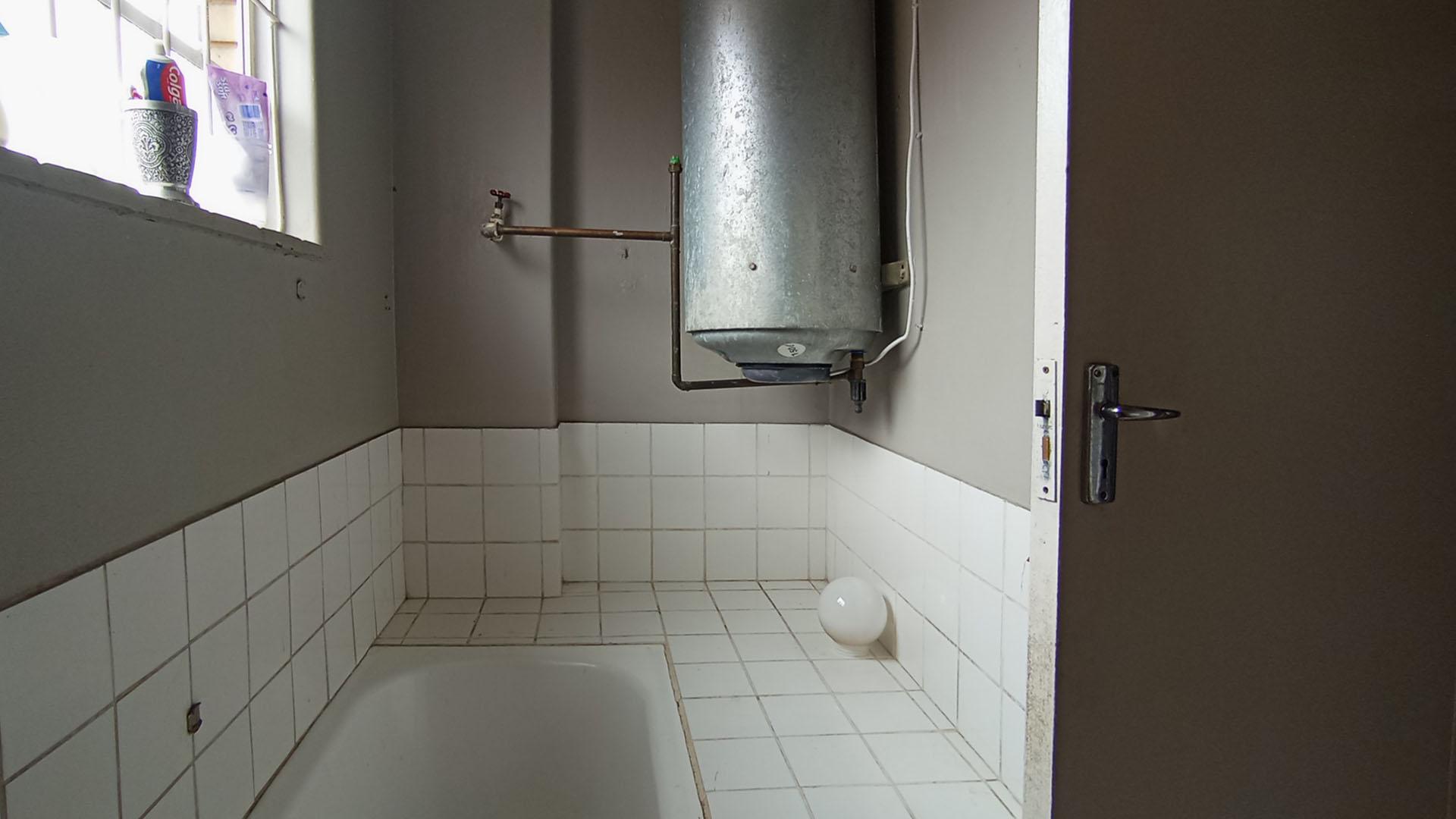 Bathroom 2 - 4 square meters of property in Sunnyside