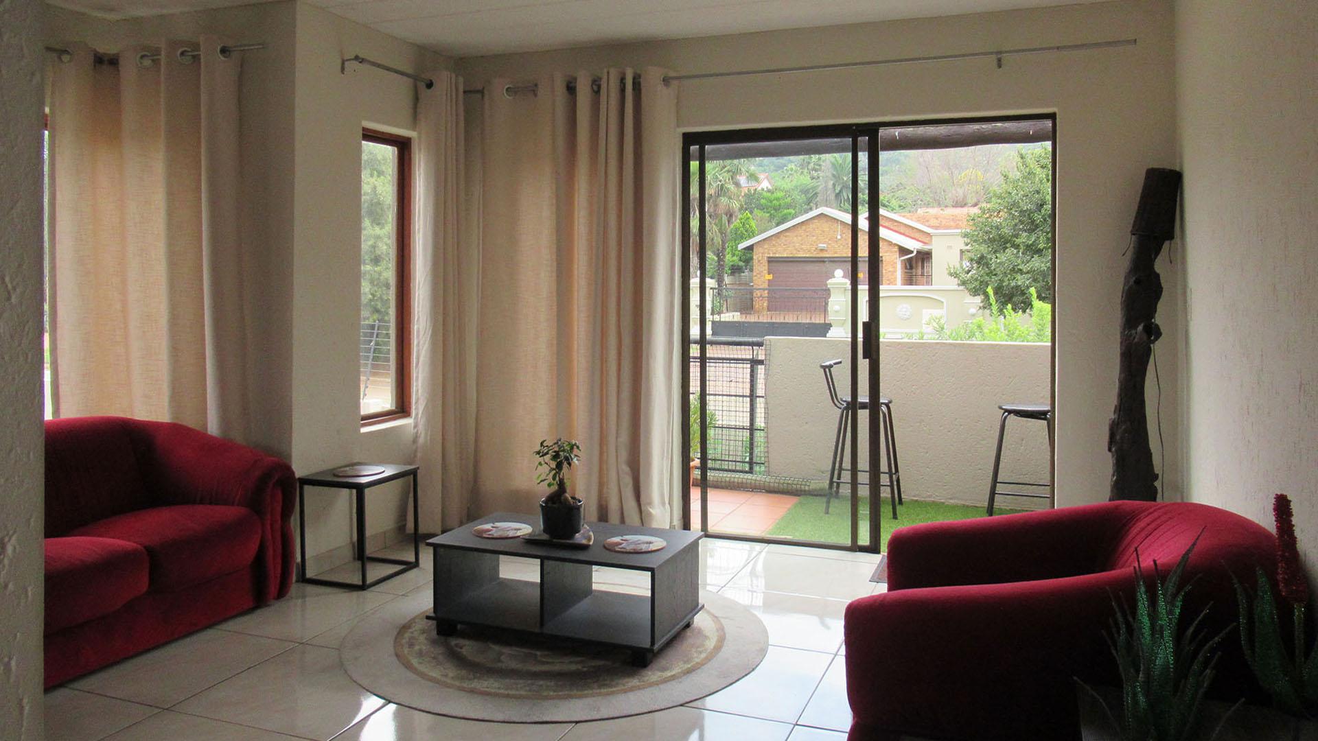 Lounges - 18 square meters of property in Glenvista