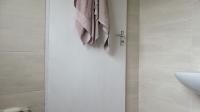 Bathroom 1 - 4 square meters of property in Glenvista