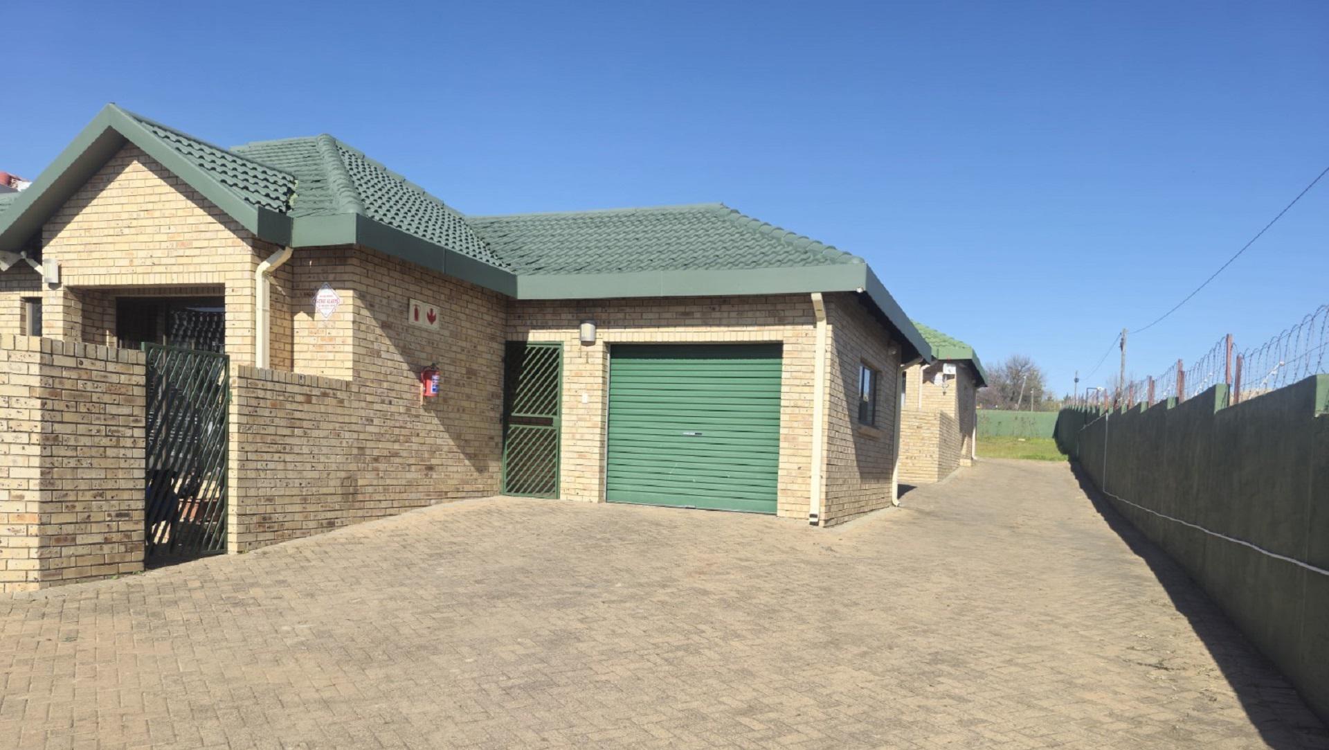 Front View of property in Bergsig