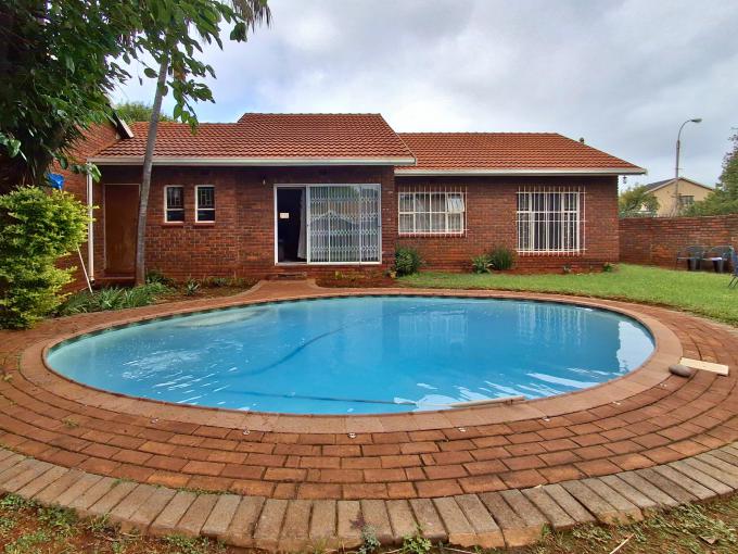 2 Bedroom Sectional Title for Sale For Sale in Birchleigh North - MR673467