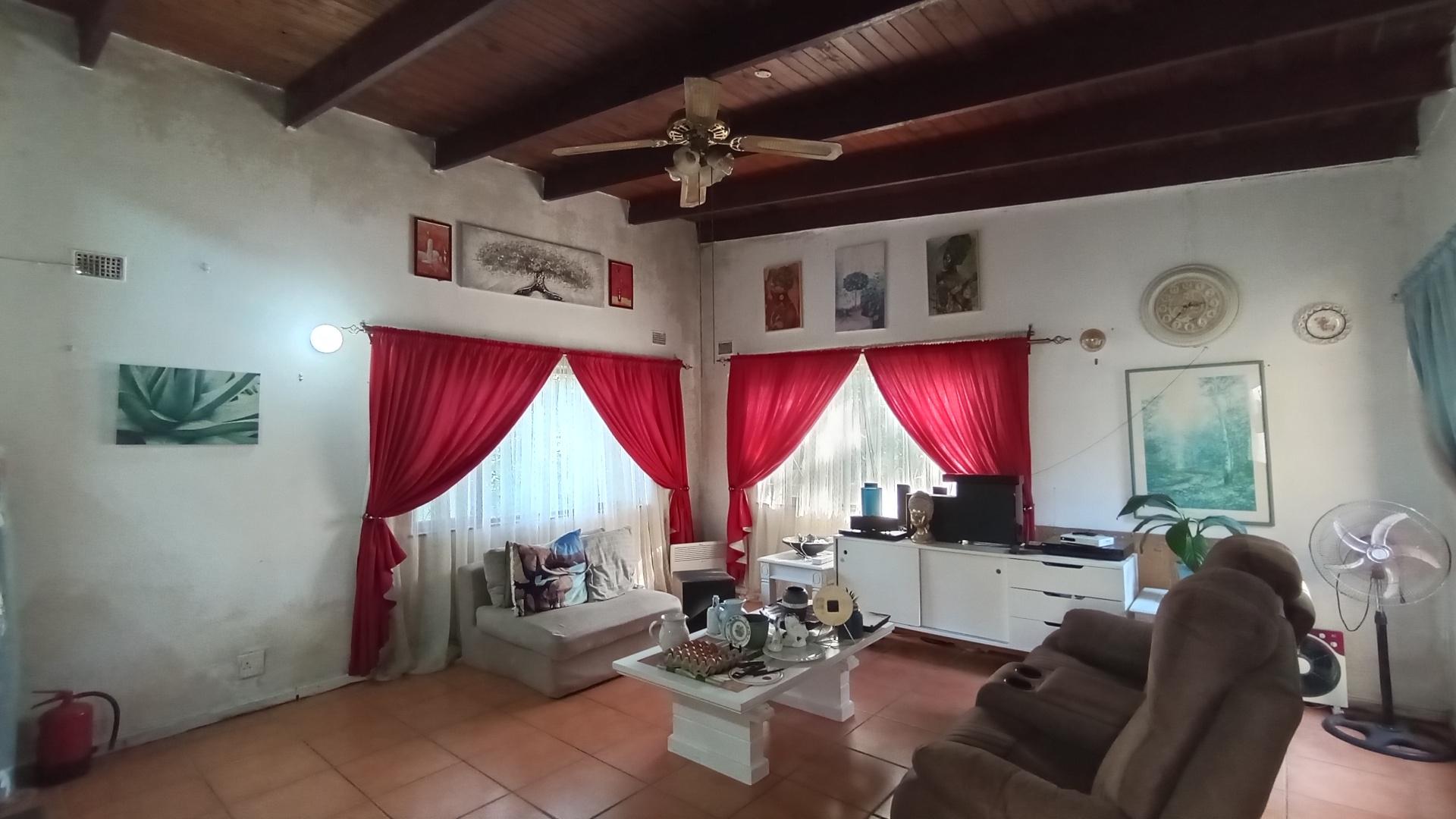 Lounges - 32 square meters of property in Southport