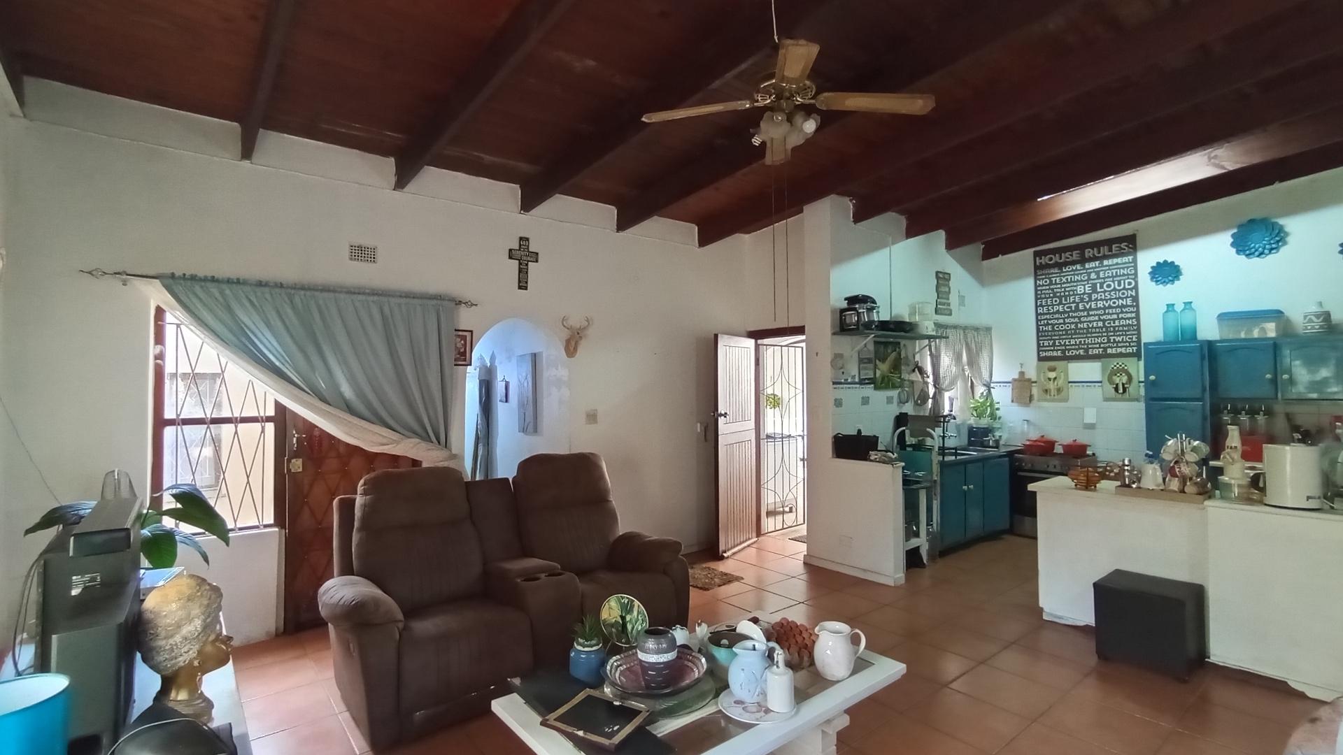 Lounges - 32 square meters of property in Southport