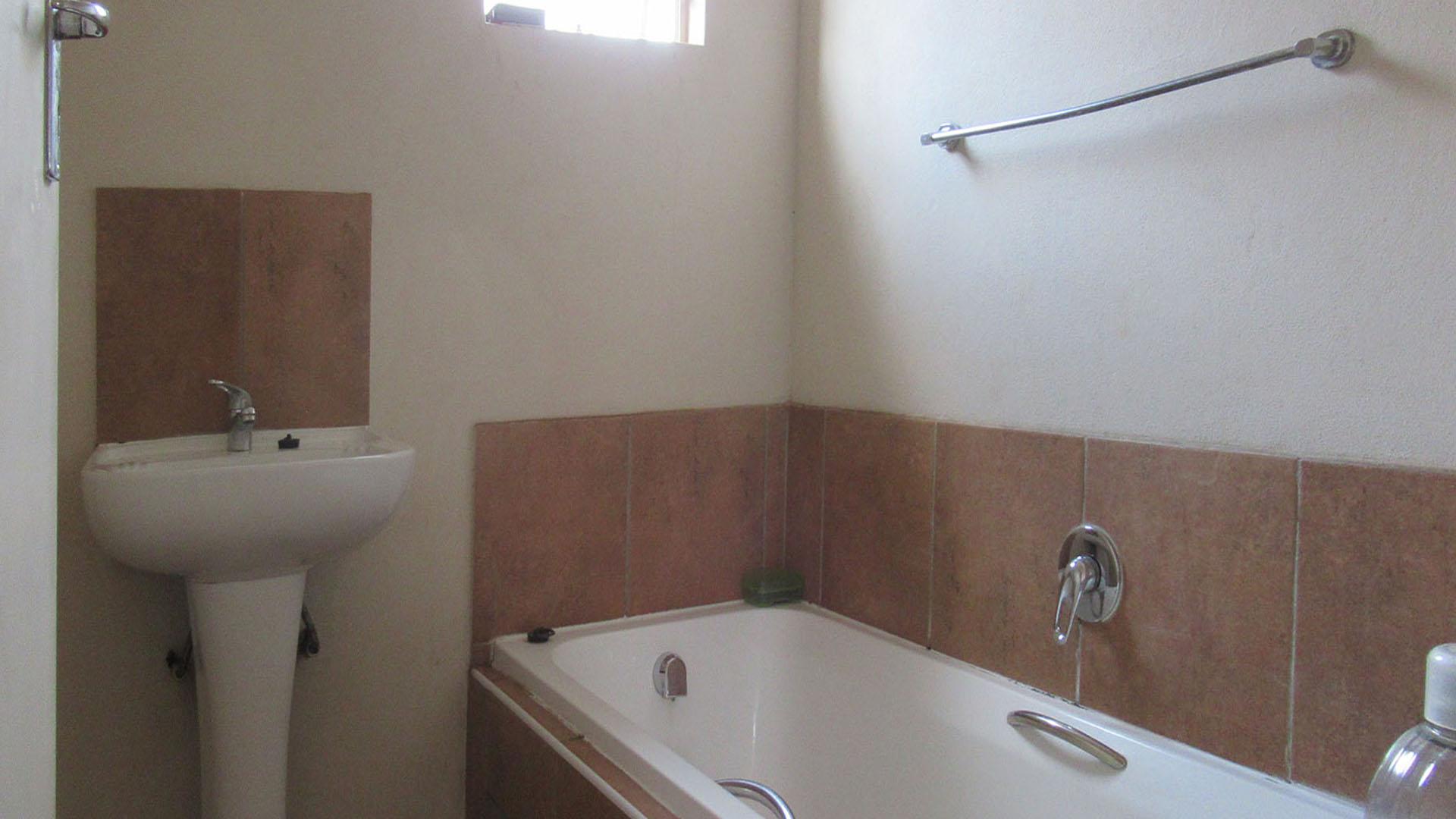 Bathroom 2 - 2 square meters of property in Sky City