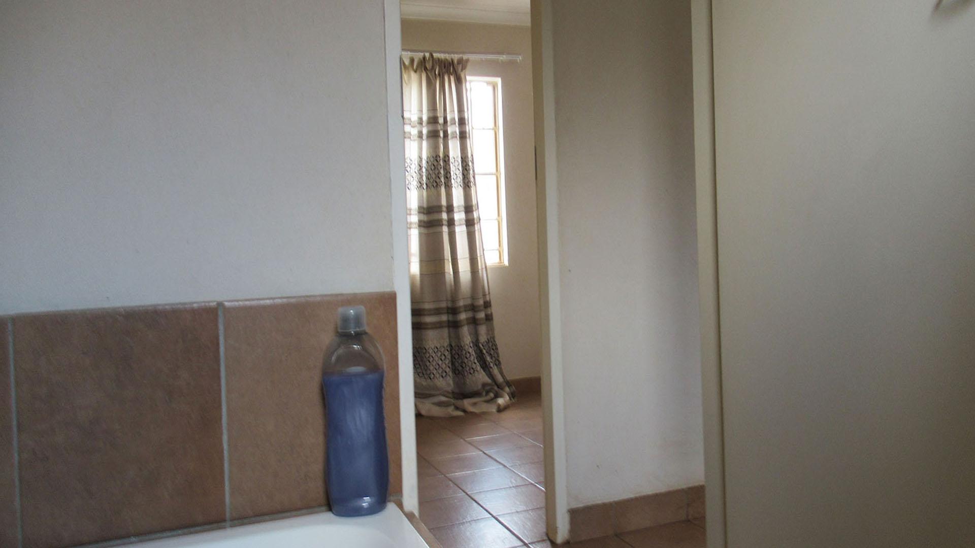 Bathroom 2 - 2 square meters of property in Sky City