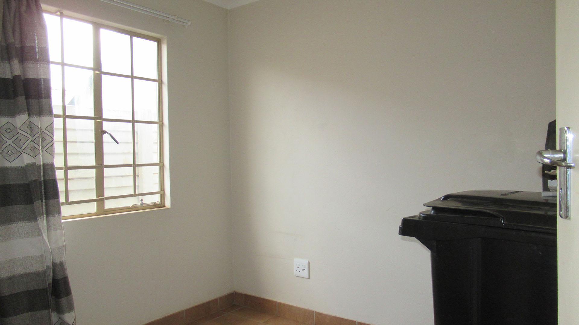 Bed Room 2 - 10 square meters of property in Sky City