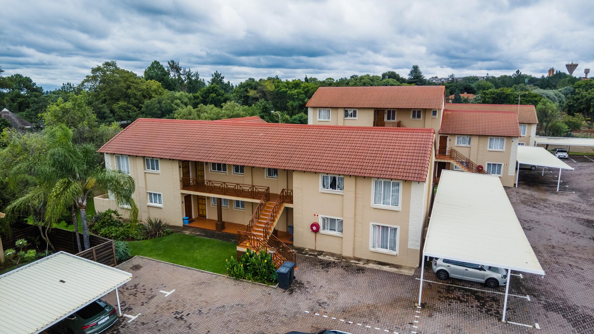  of property in Die Hoewes