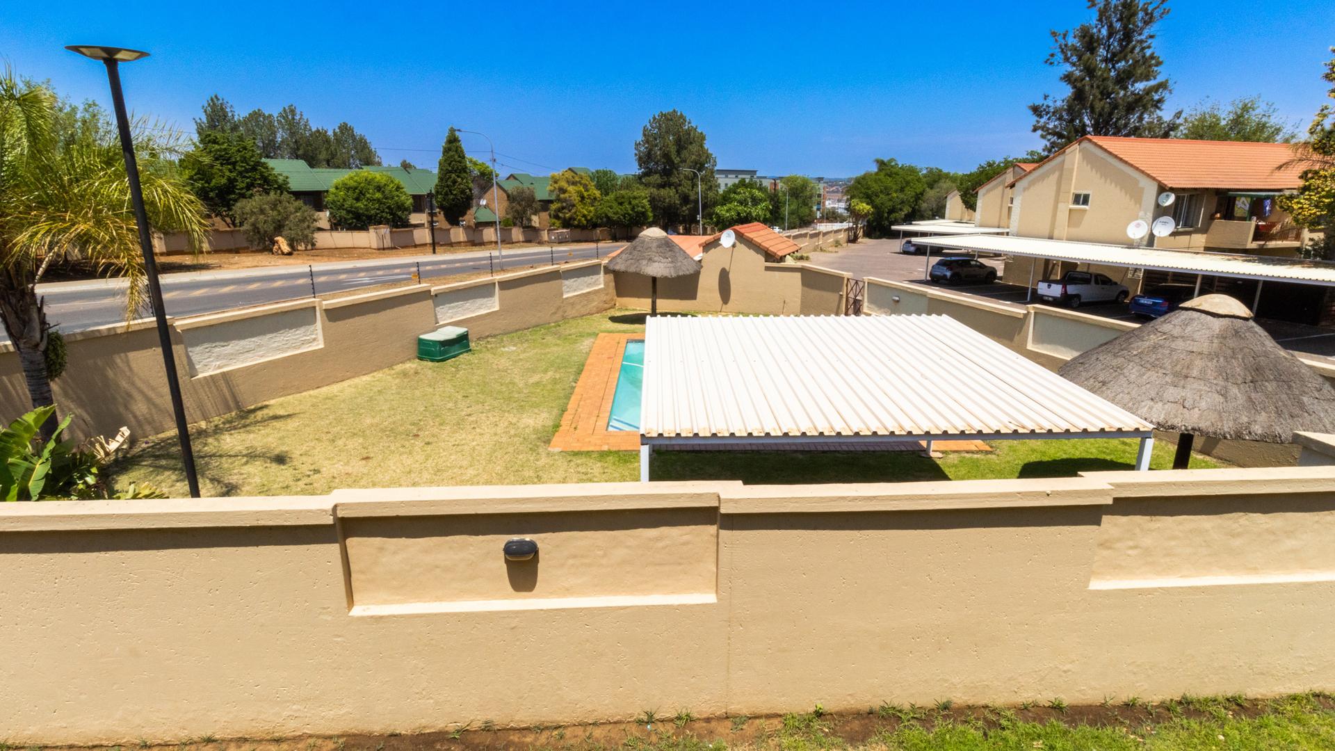  of property in Die Hoewes