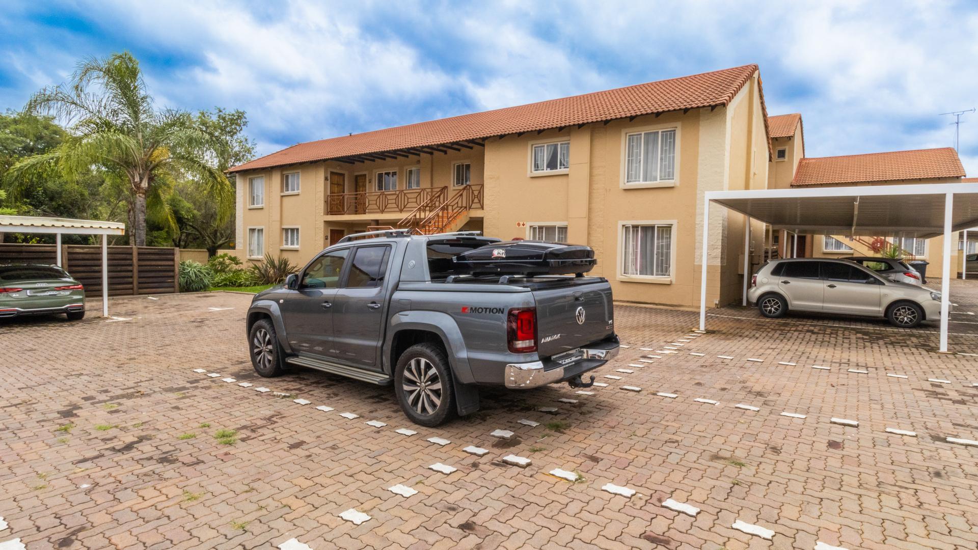  of property in Die Hoewes