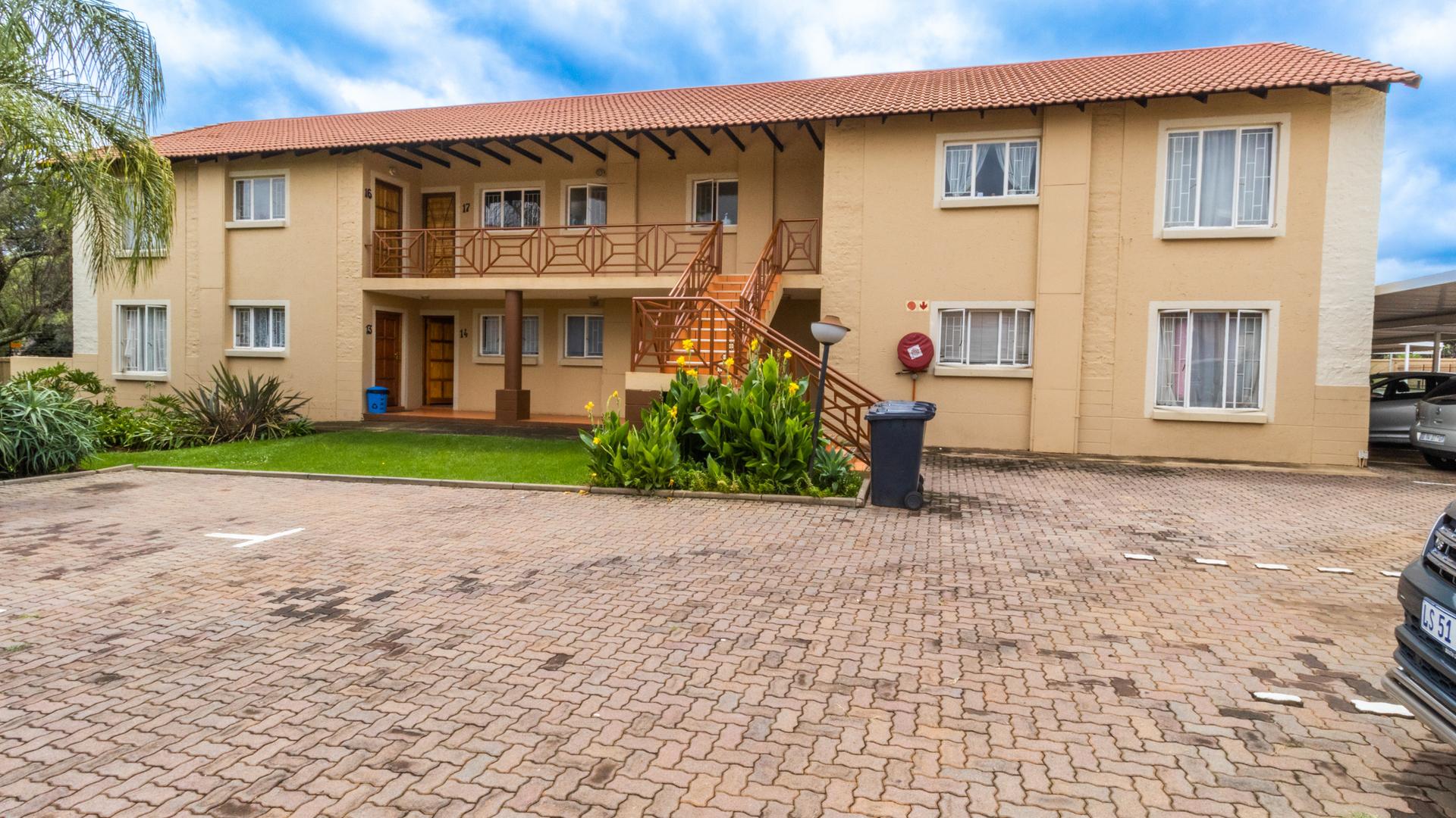  of property in Die Hoewes