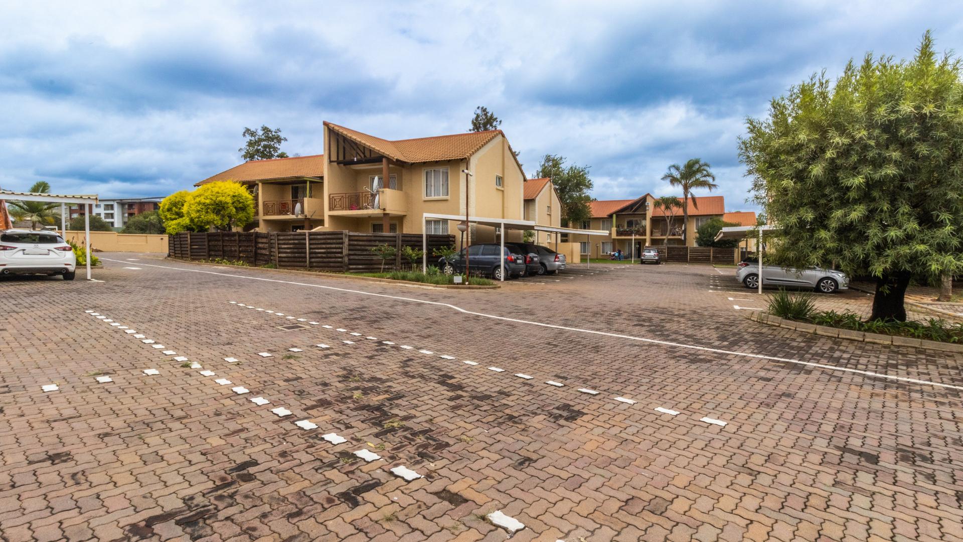  of property in Die Hoewes