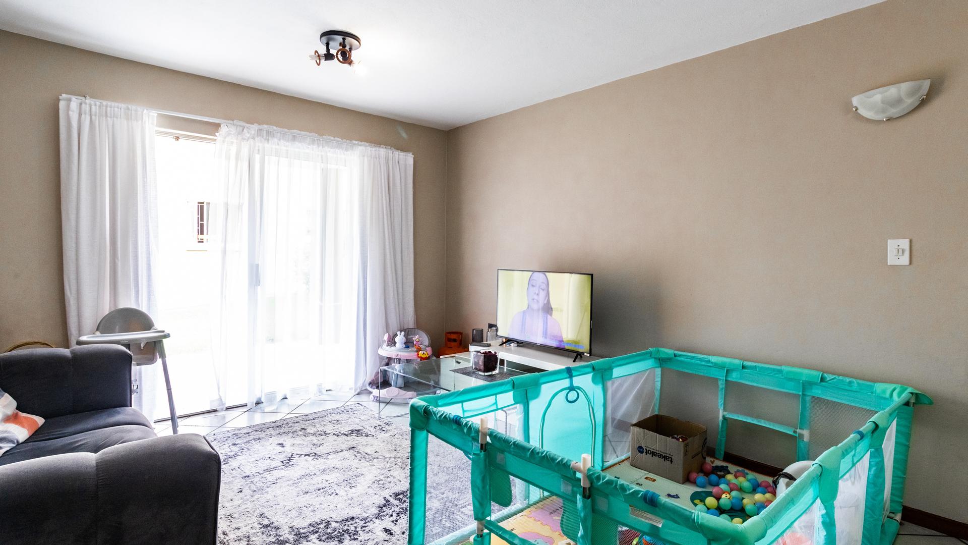  of property in Die Hoewes