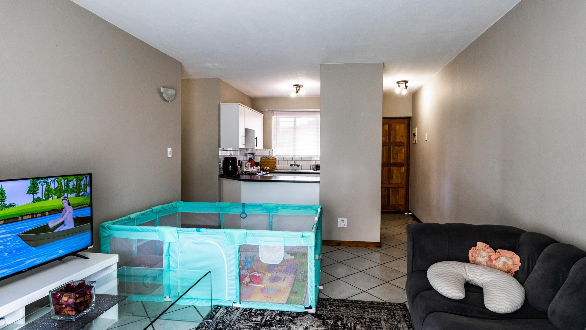  of property in Die Hoewes