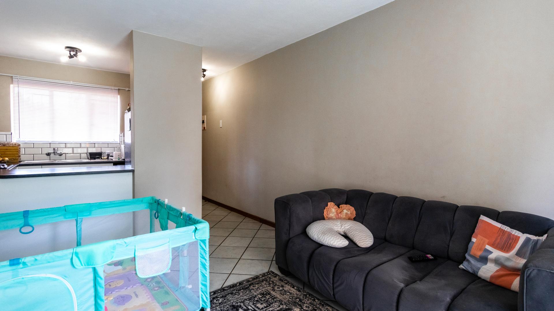  of property in Die Hoewes