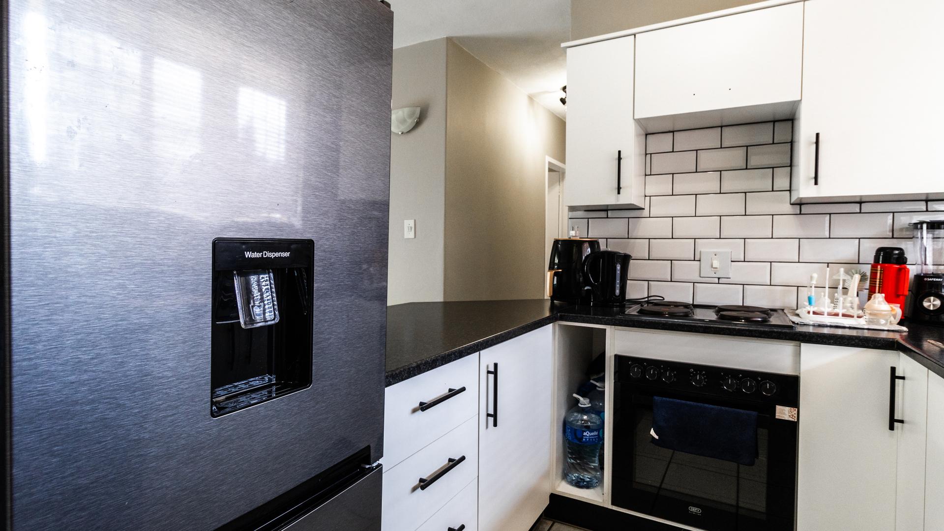  of property in Die Hoewes