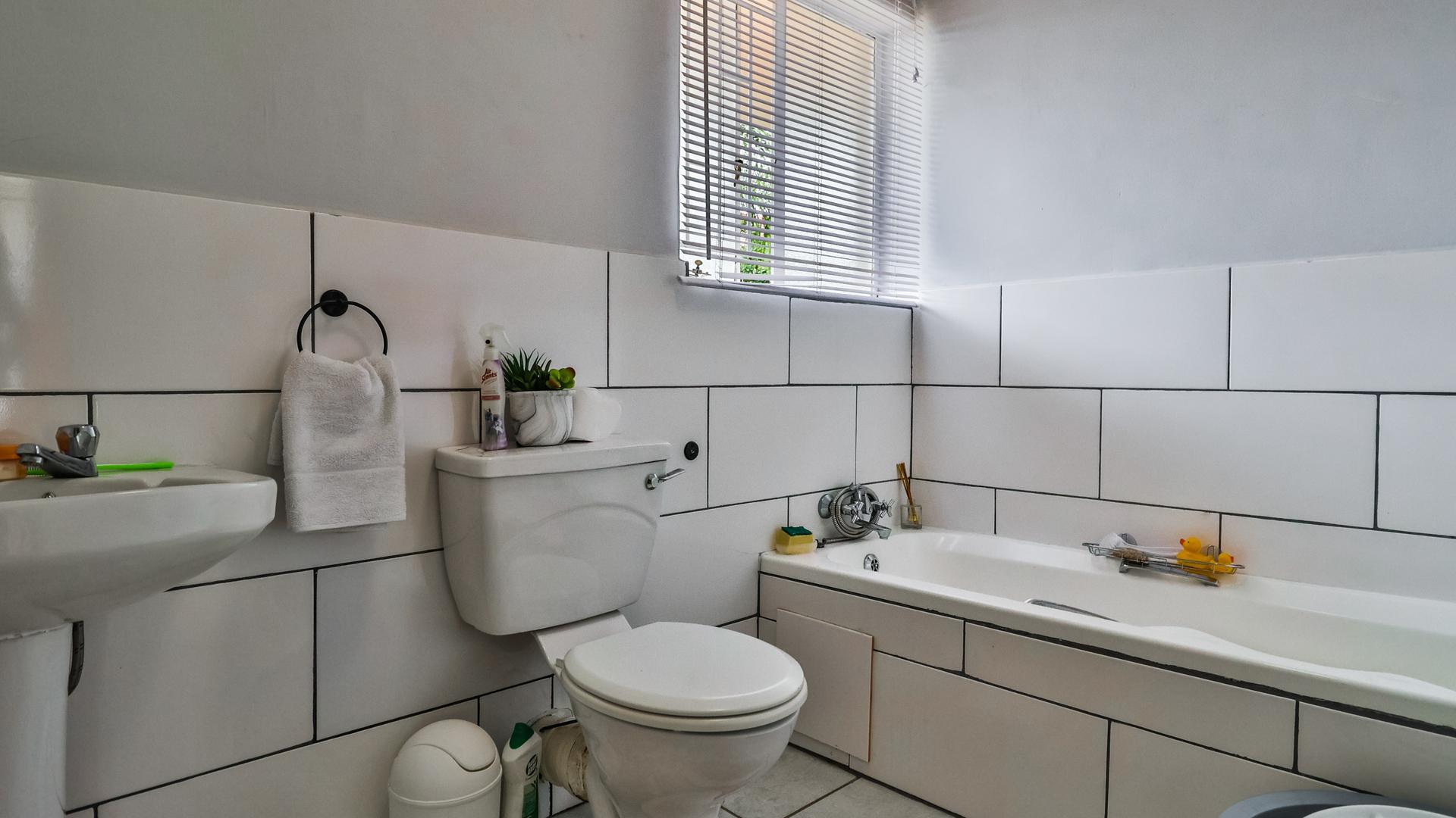  of property in Die Hoewes