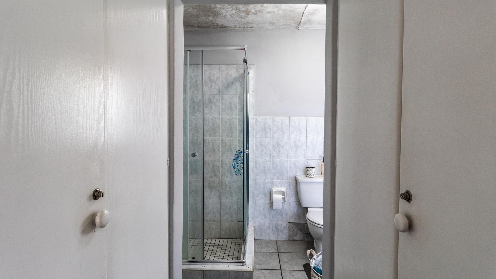  of property in Die Hoewes