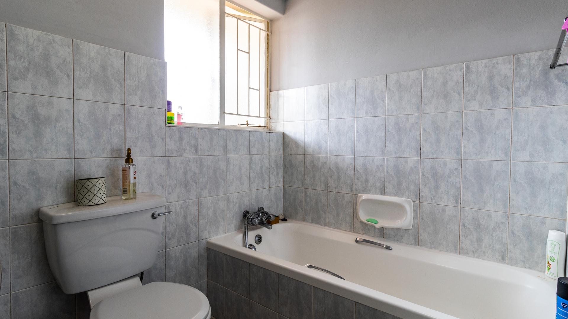  of property in Die Hoewes