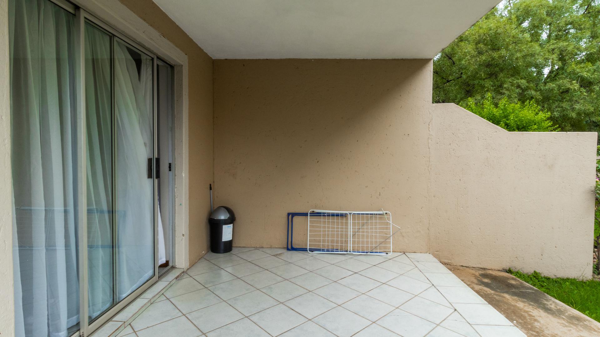  of property in Die Hoewes