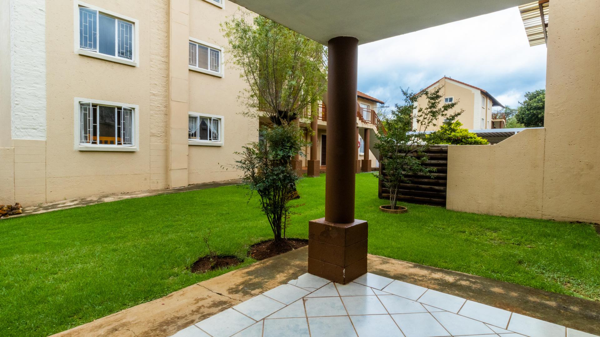  of property in Die Hoewes