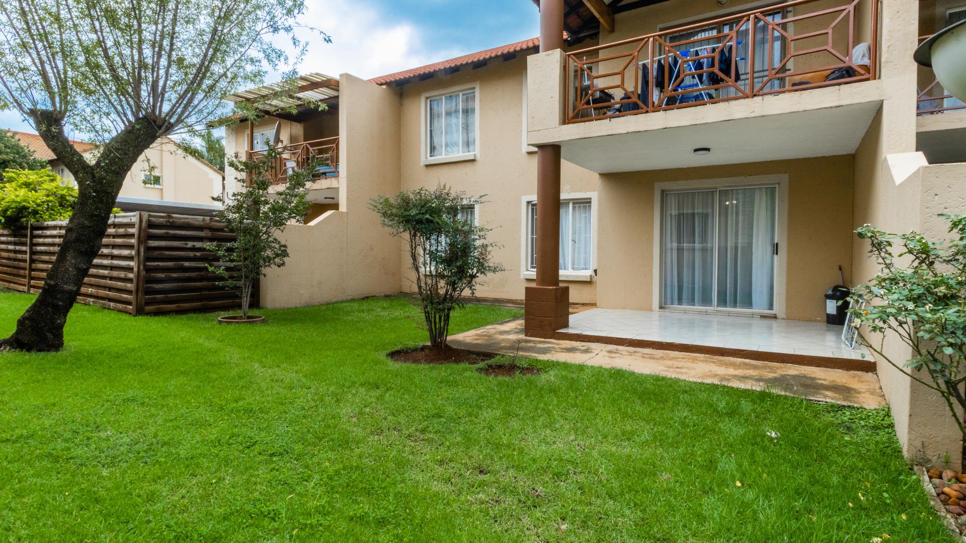  of property in Die Hoewes