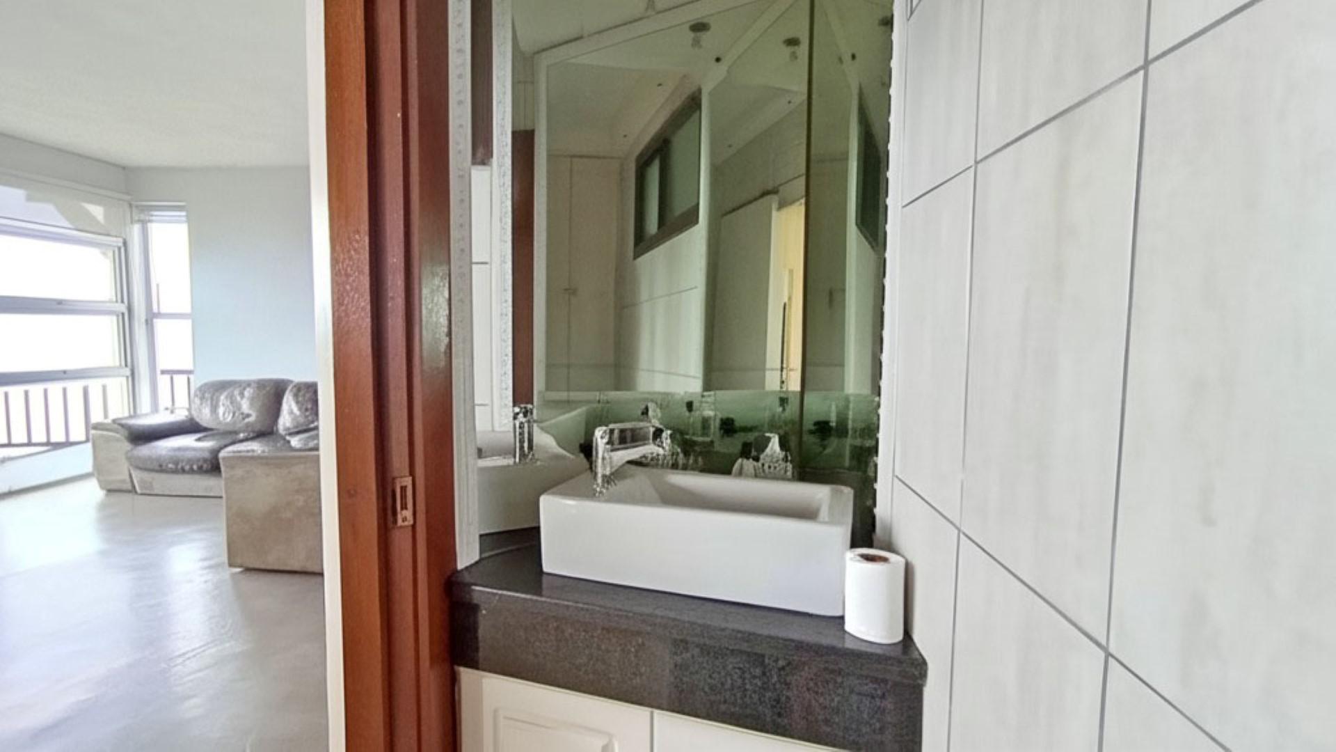 Spaces - 66 square meters of property in Bluff