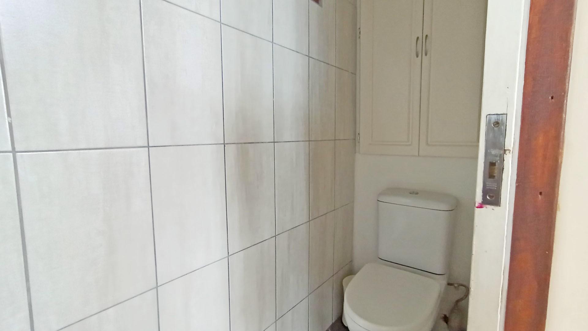Guest Toilet - 4 square meters of property in Bluff