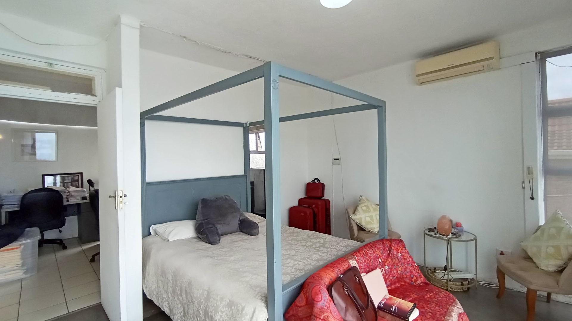 Main Bedroom - 18 square meters of property in Bluff