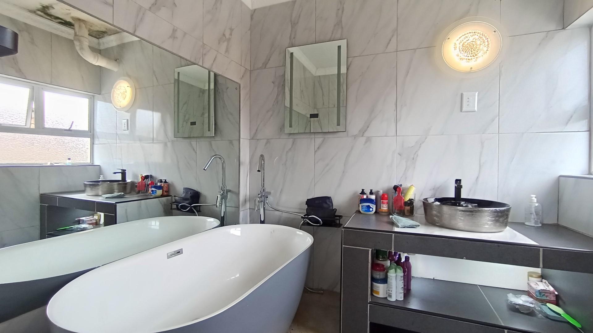 Main Bathroom - 5 square meters of property in Bluff