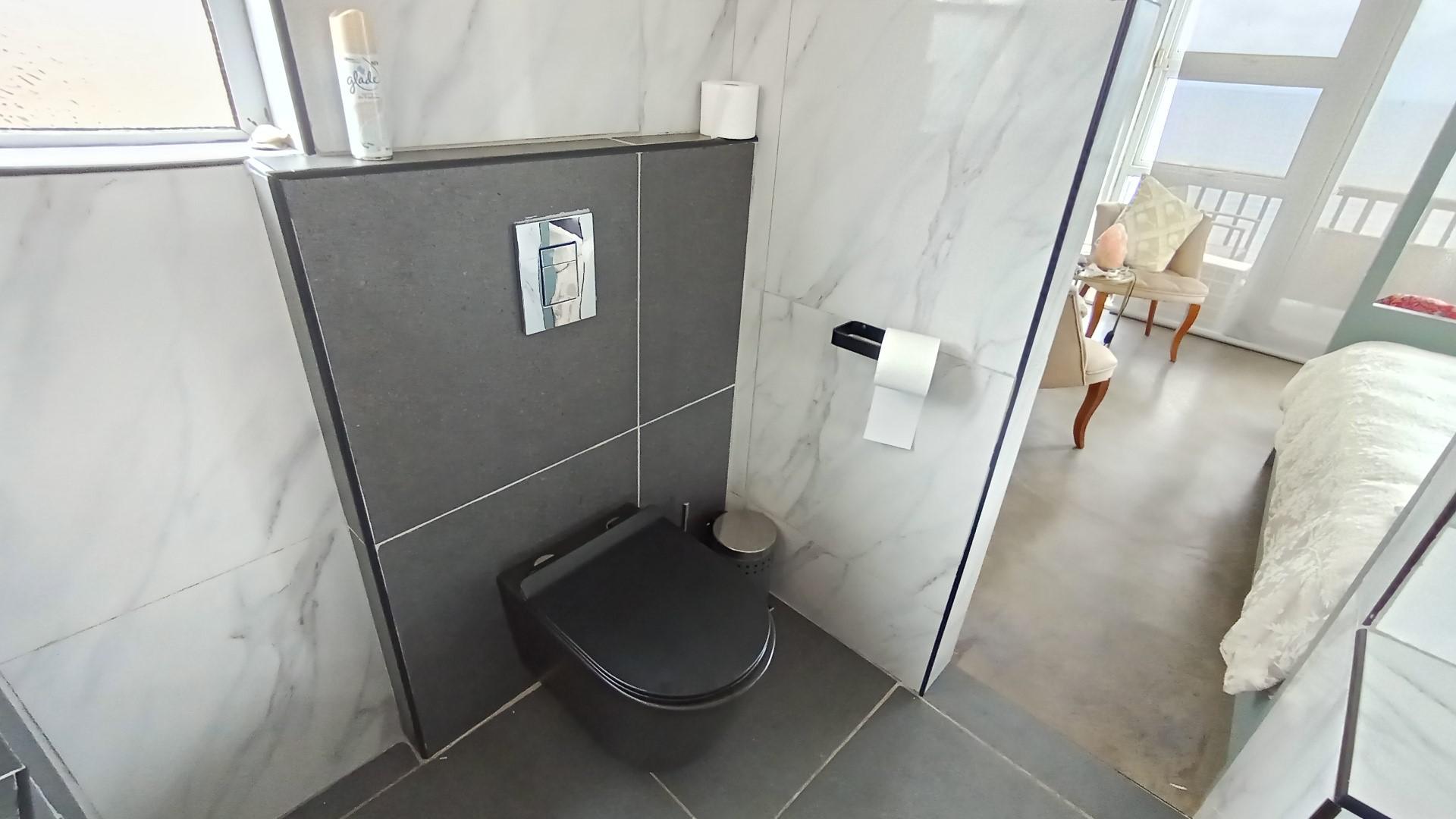 Main Bathroom - 5 square meters of property in Bluff