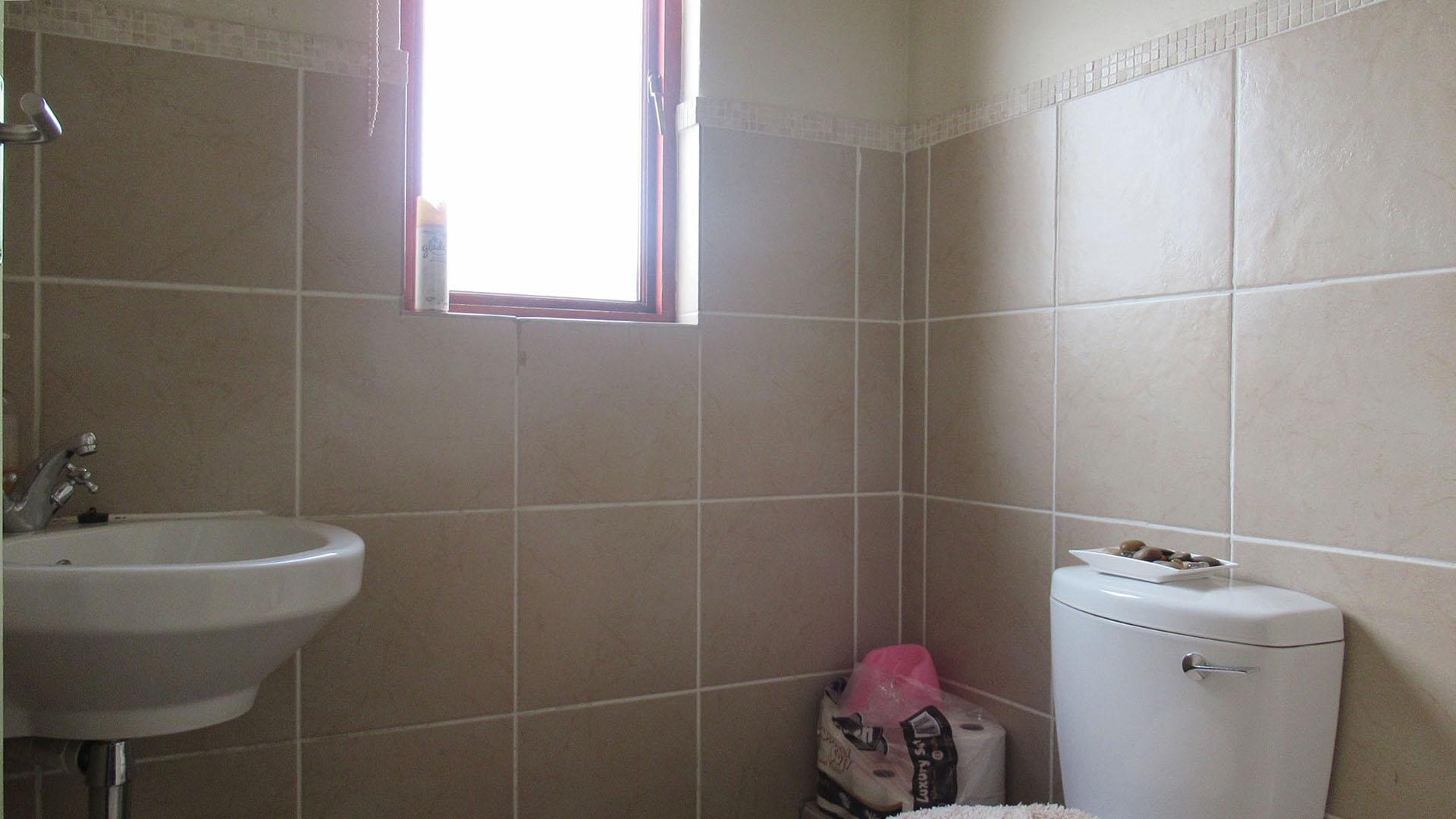 Guest Toilet - 3 square meters of property in Witkoppen