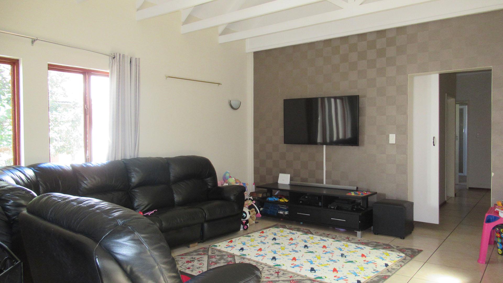 Lounges - 19 square meters of property in Witkoppen