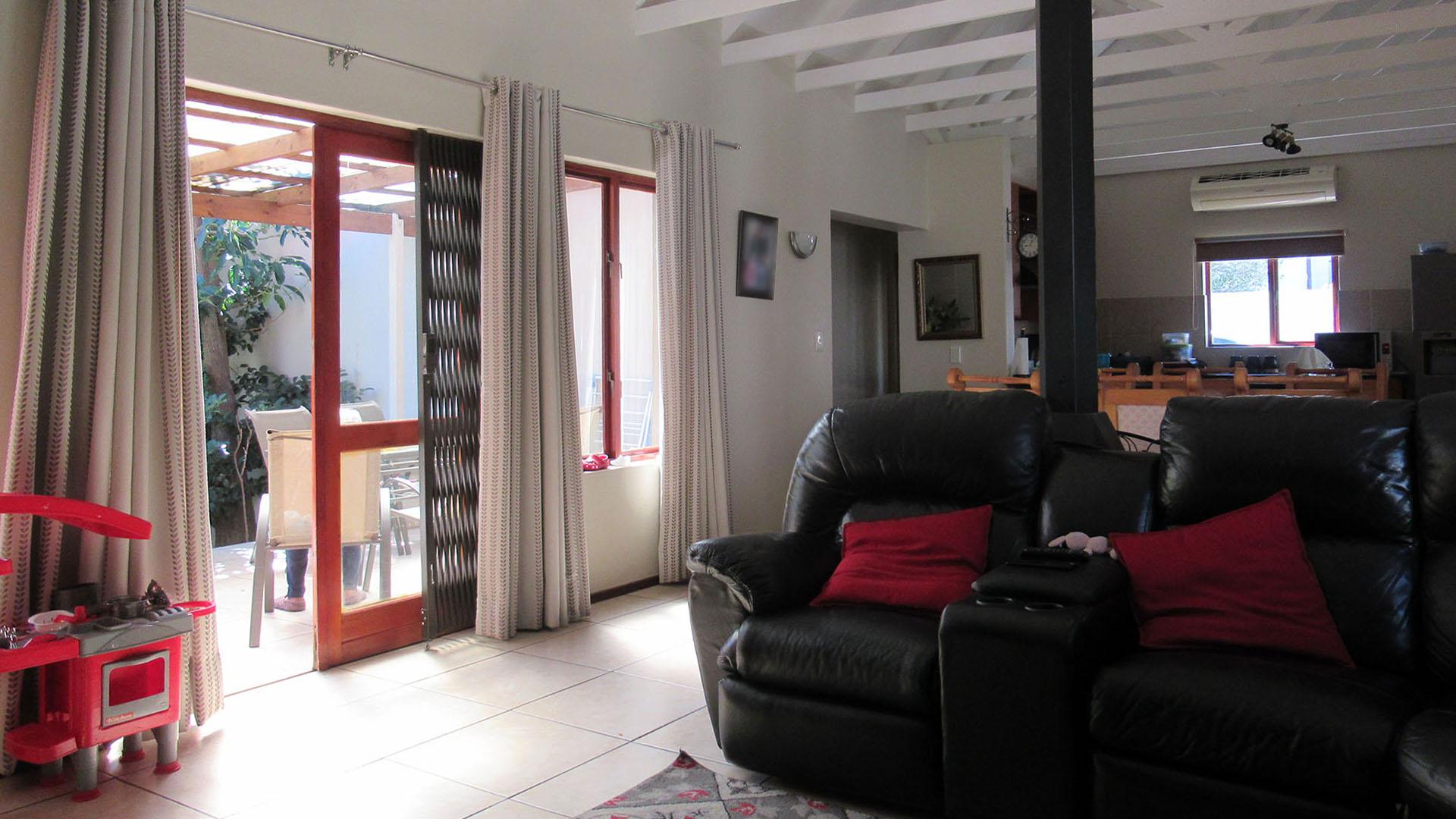 Lounges - 19 square meters of property in Witkoppen