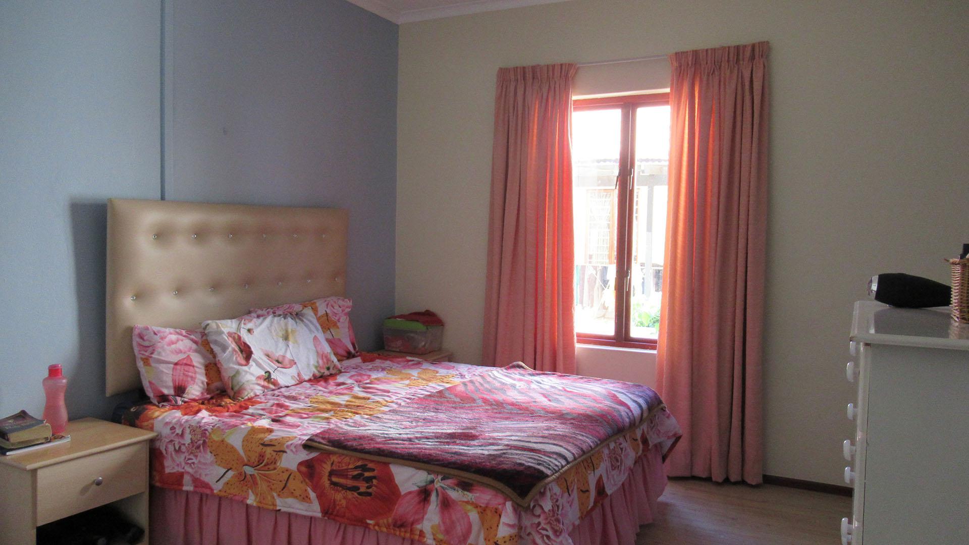 Bed Room 1 - 15 square meters of property in Witkoppen