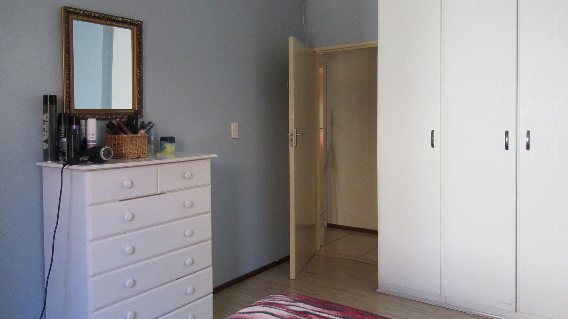 Bed Room 1 - 15 square meters of property in Witkoppen