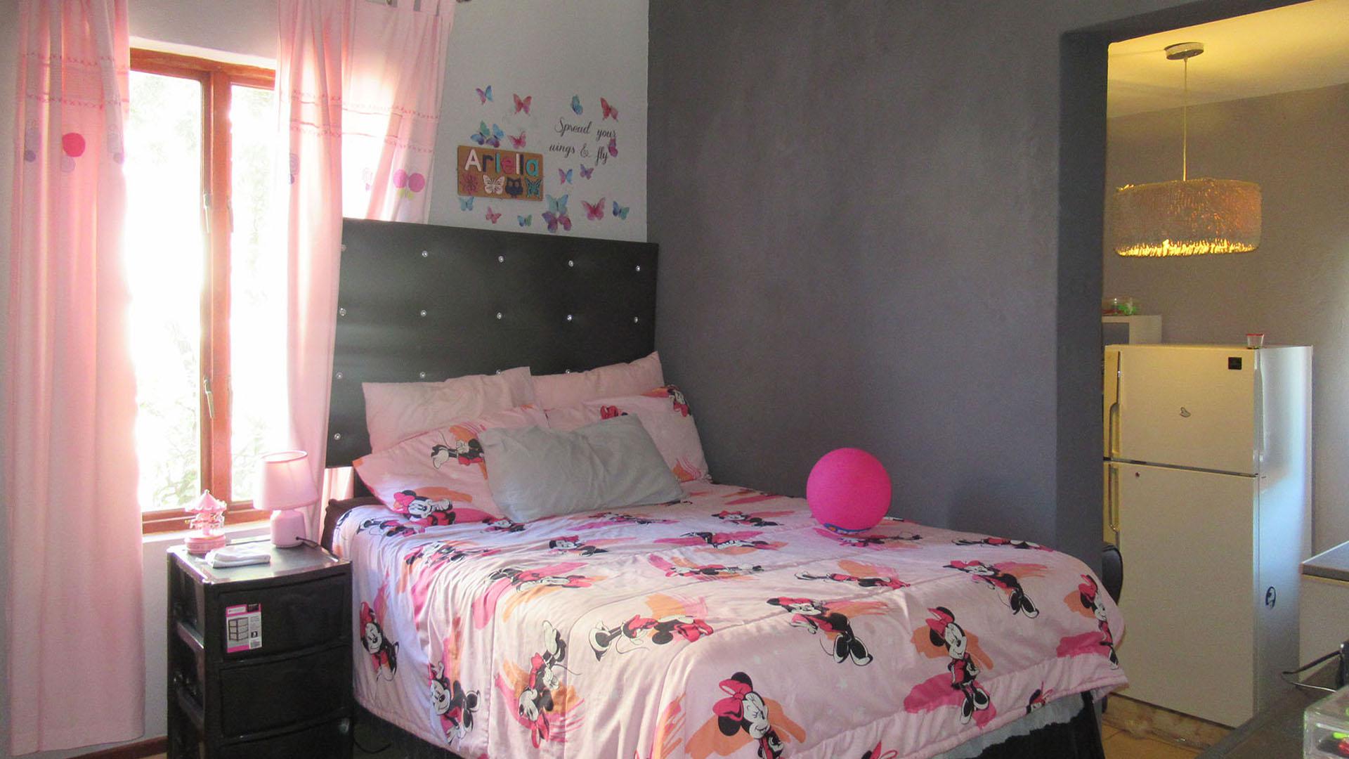 Bed Room 2 - 14 square meters of property in Witkoppen