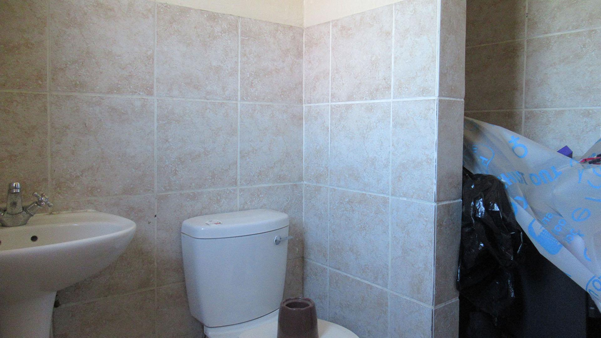 Bathroom 2 - 4 square meters of property in Witkoppen