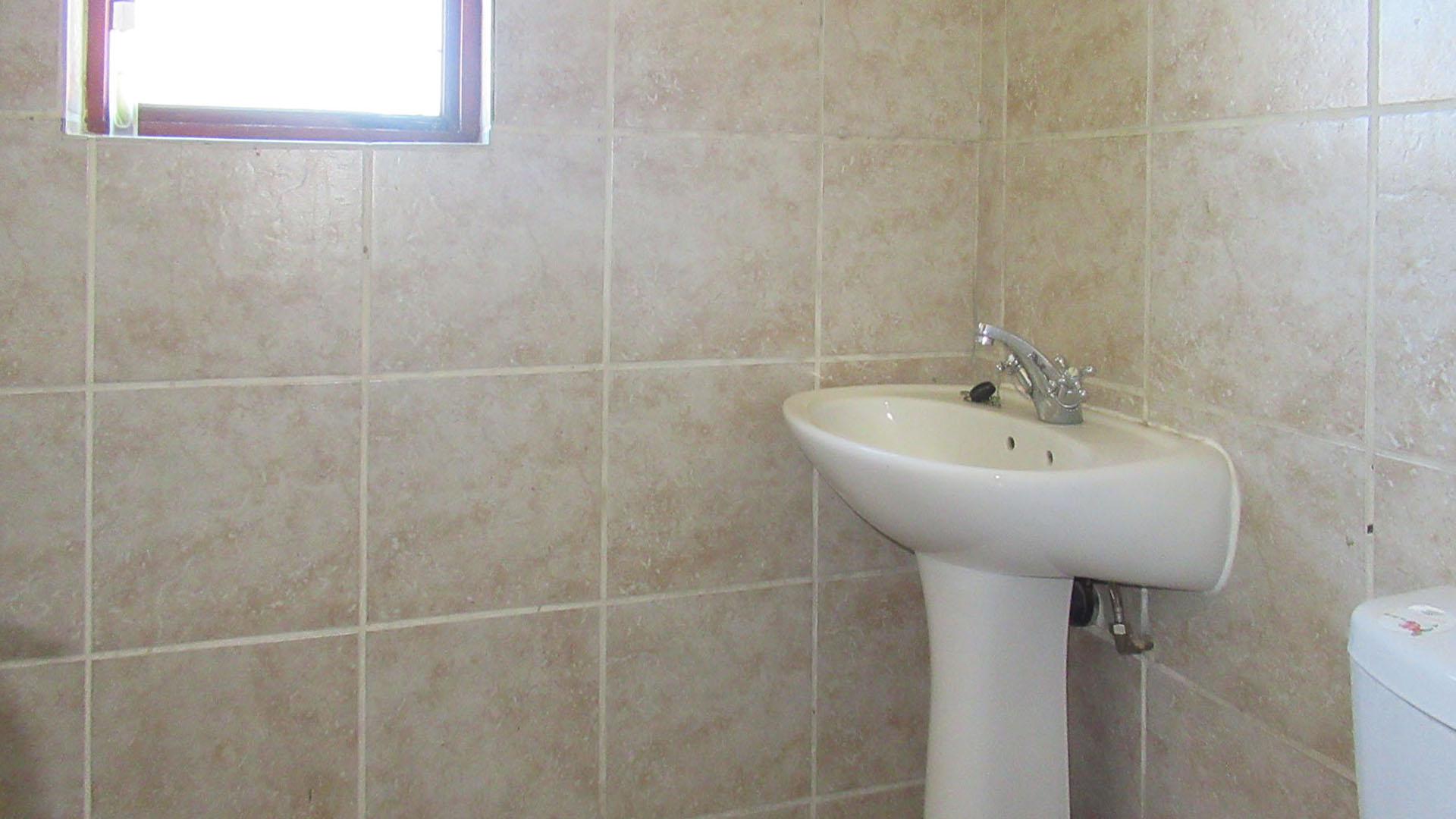 Bathroom 2 - 4 square meters of property in Witkoppen
