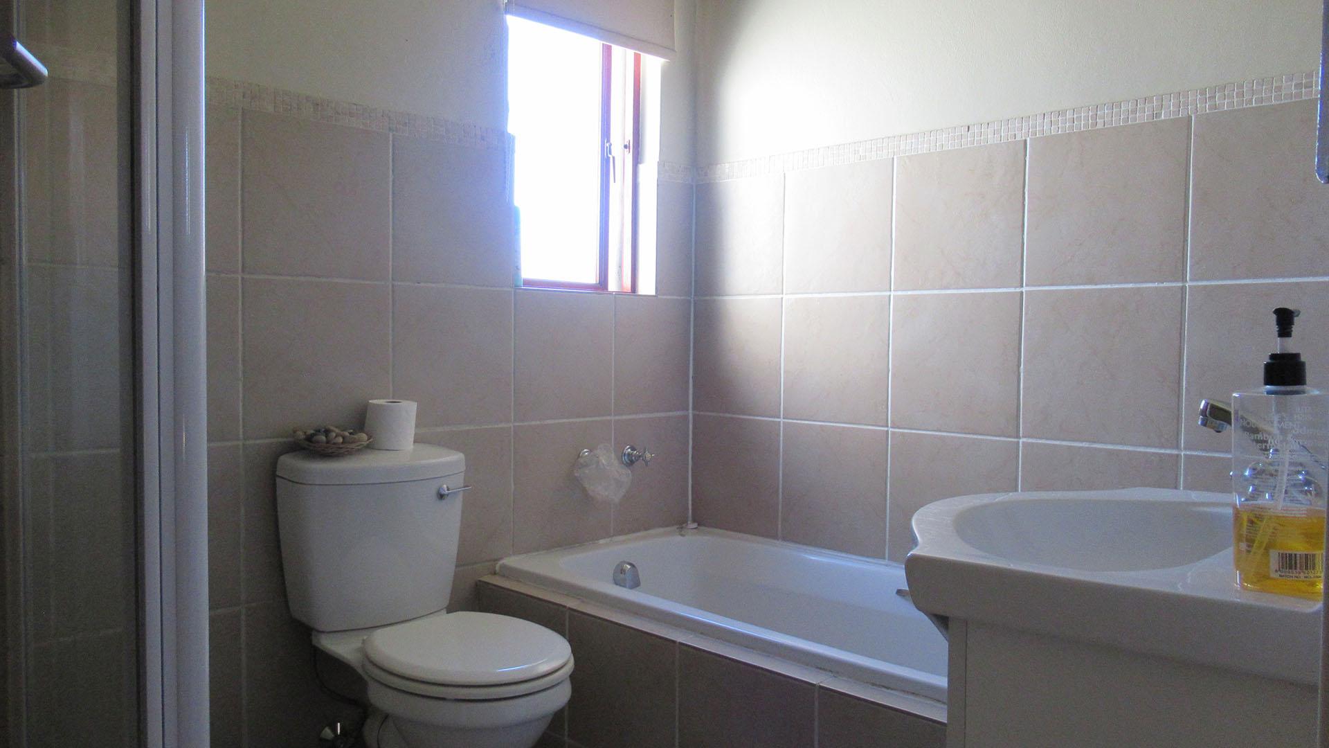 Bathroom 1 - 6 square meters of property in Witkoppen