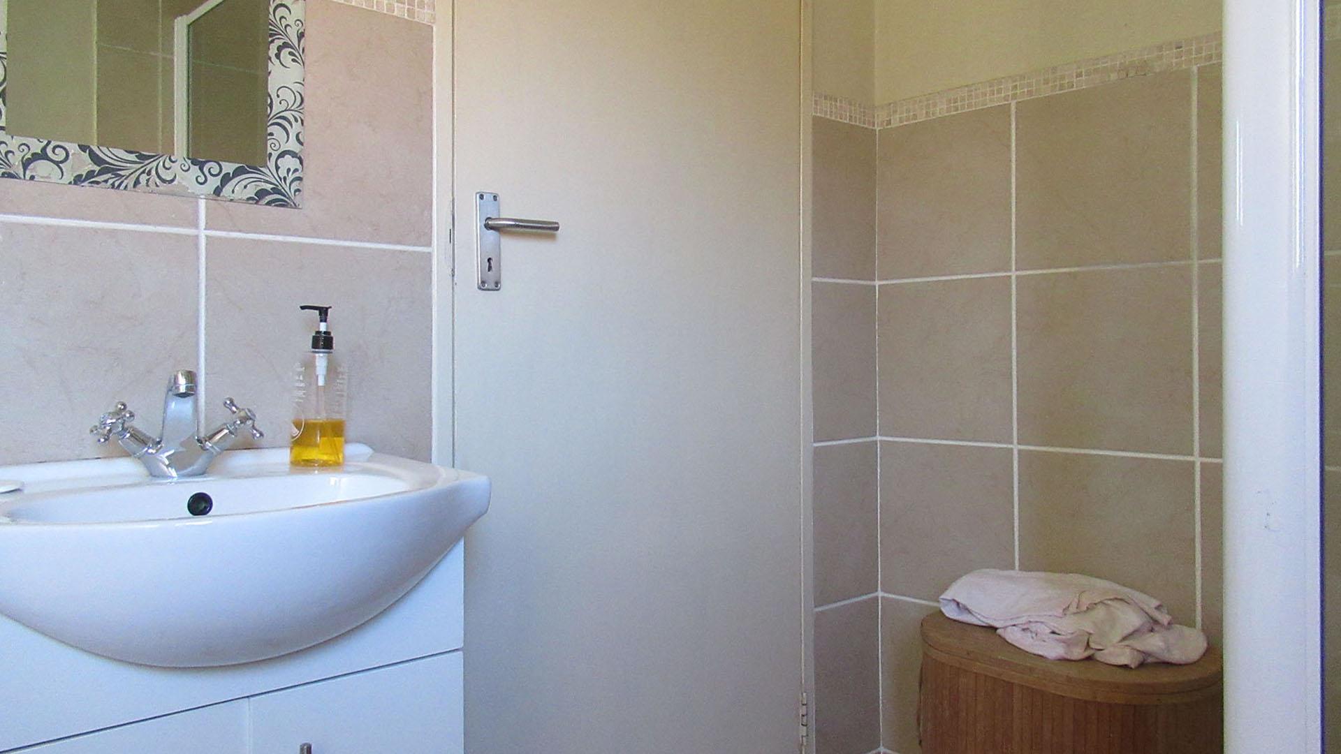 Bathroom 1 - 6 square meters of property in Witkoppen
