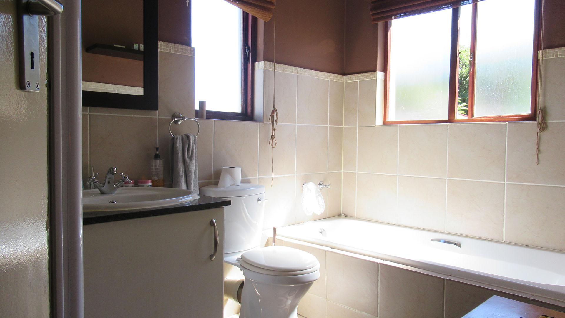Main Bathroom - 7 square meters of property in Witkoppen