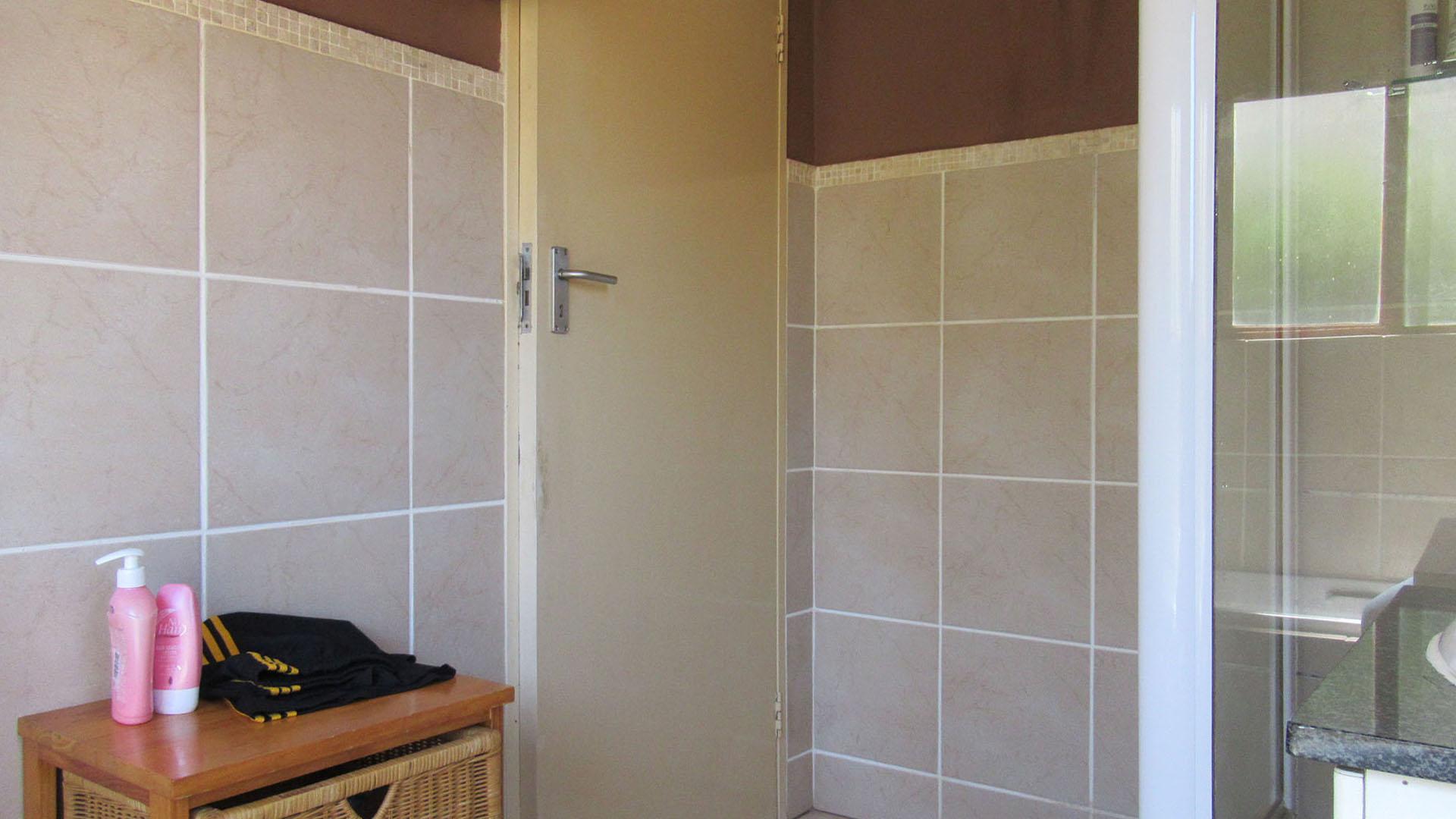 Main Bathroom - 7 square meters of property in Witkoppen