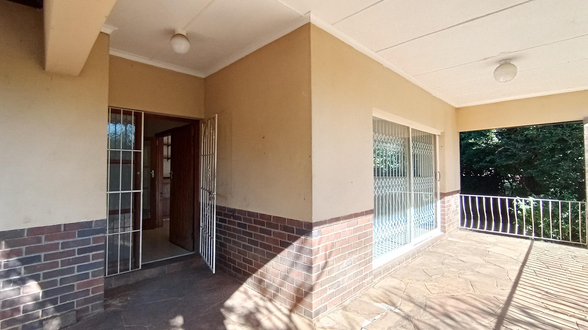 Patio - 32 square meters of property in Blackridge