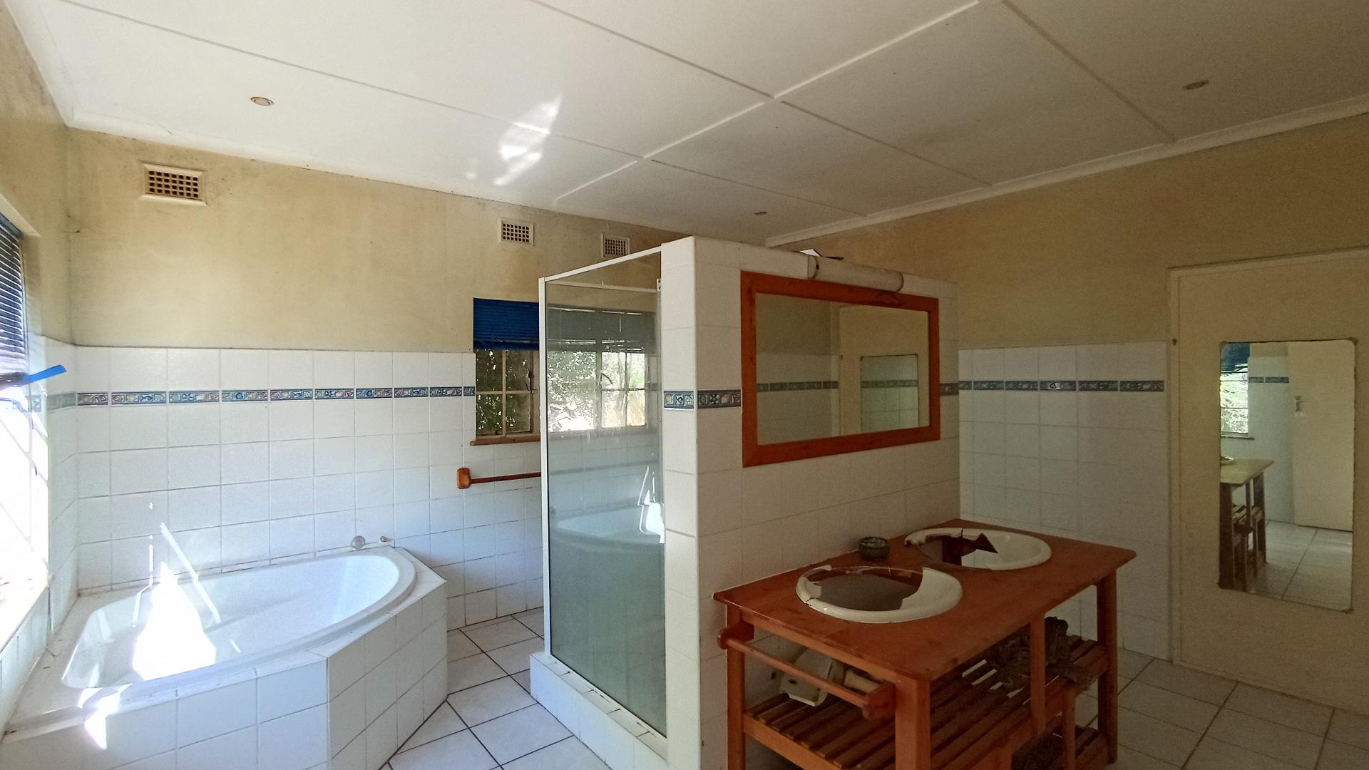 Main Bathroom - 19 square meters of property in Blackridge