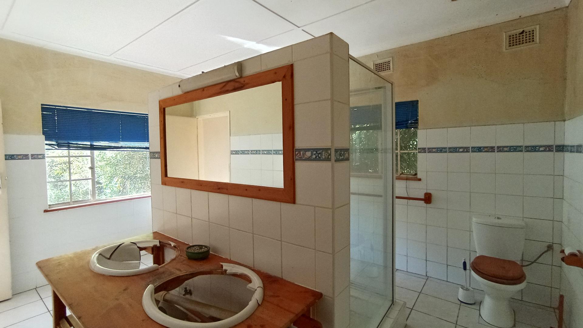 Main Bathroom - 19 square meters of property in Blackridge
