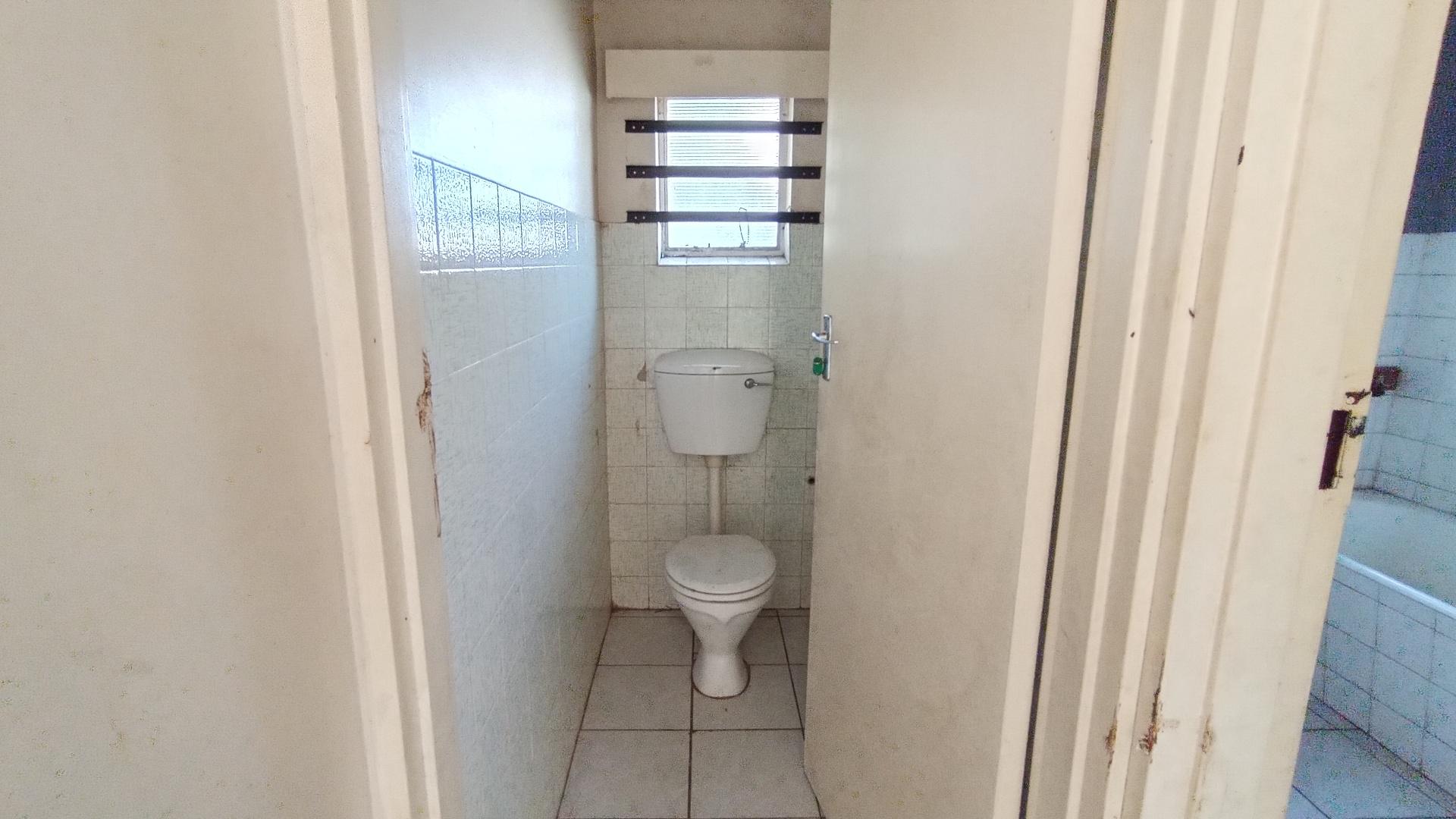 Guest Toilet - 2 square meters of property in Blackridge